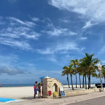 Hollywood Beach Apartments - Walk To The Beach Exterior photo